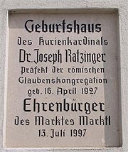 Gedenktafel Ratzinger (Foto: Marktl)